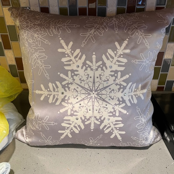 Filos silk snowflake throw pillow - Picture 1 of 8
